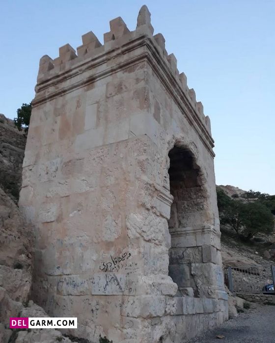 طاق گرا از دیدنی های شهر کرمانشاه