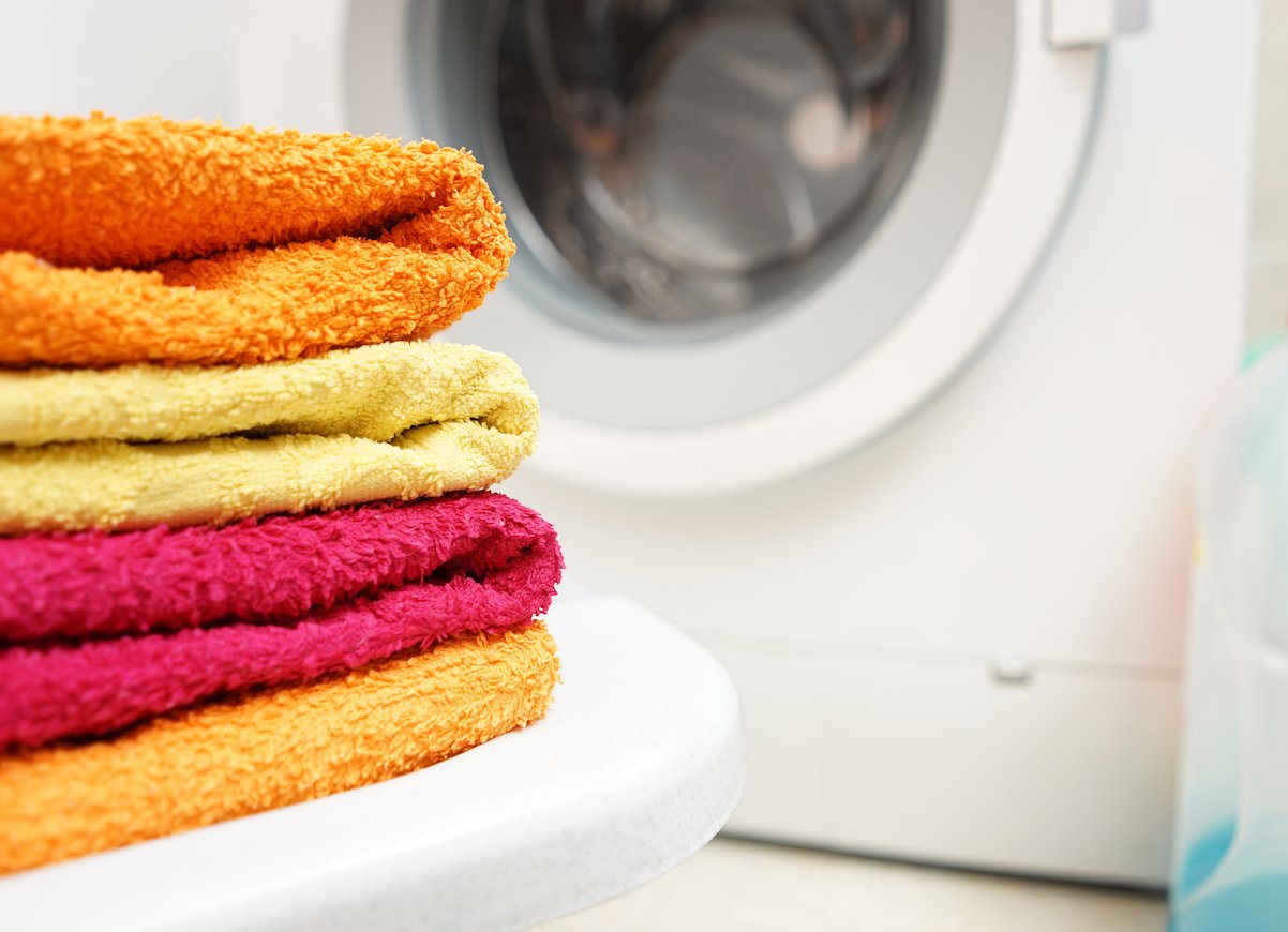 چه زمانی در ماشین لباسشویی نرم کننده بریزیم؟