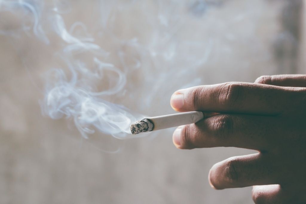 چرا برخی افراد سیگاری می‌شوند؟‌