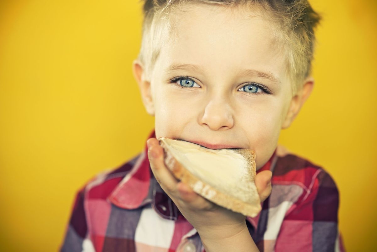 Дети едят масло. Бутерброды для детей. Мальчик ест бутерброд. Масло сливочное для детей. Ест бутерброд с сыром.