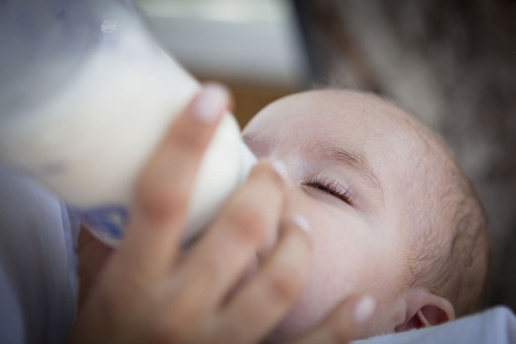 آرام کردن نوزاد در زمان شیر خوردن
