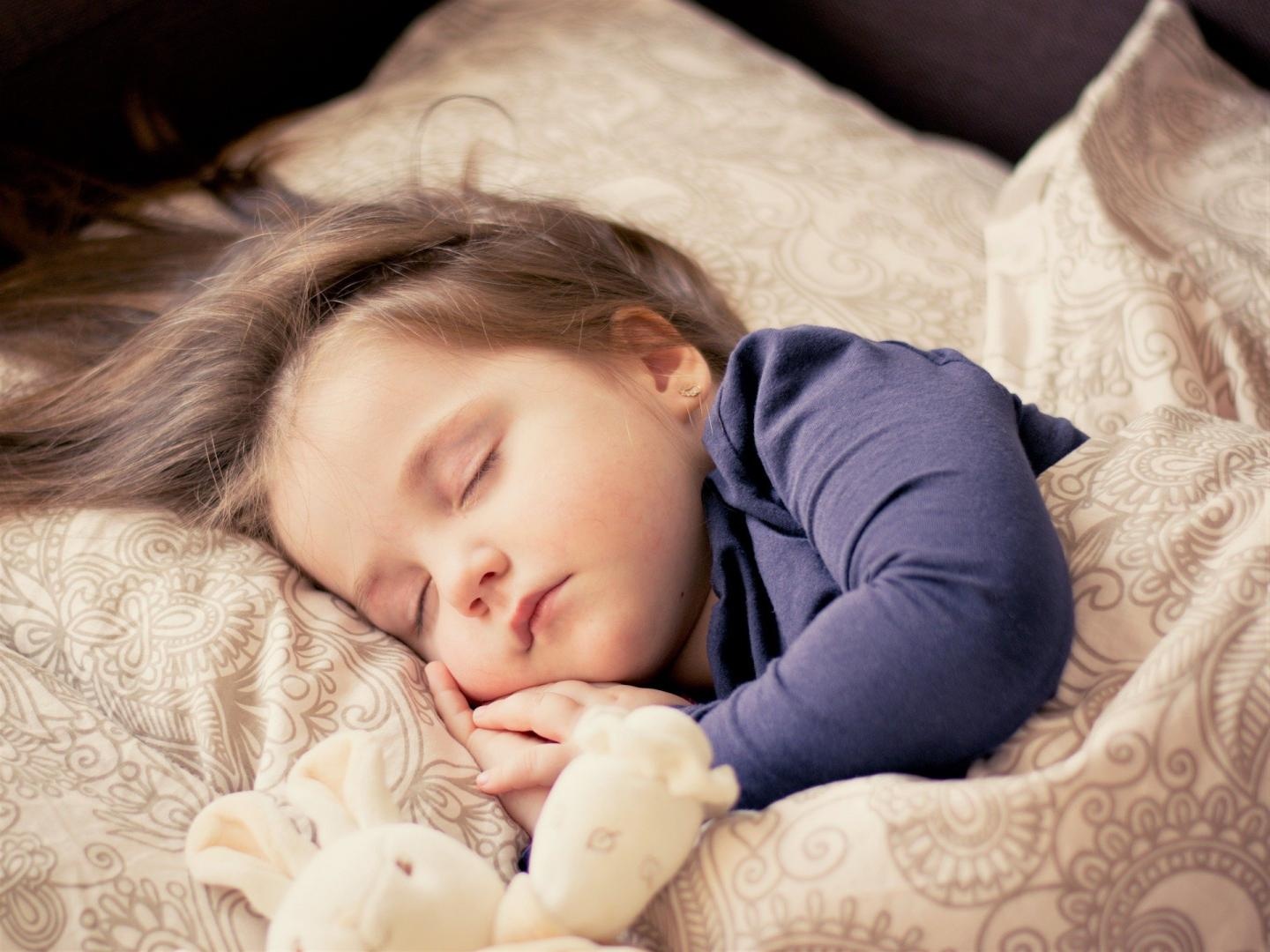 همه چیز در مورد نویز سفید یا صدای سفید و تاثیر آن روی خواب کودکان