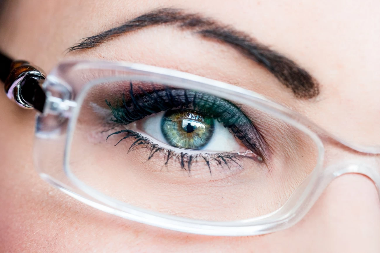 مدل آرایش چشم زیر عینک