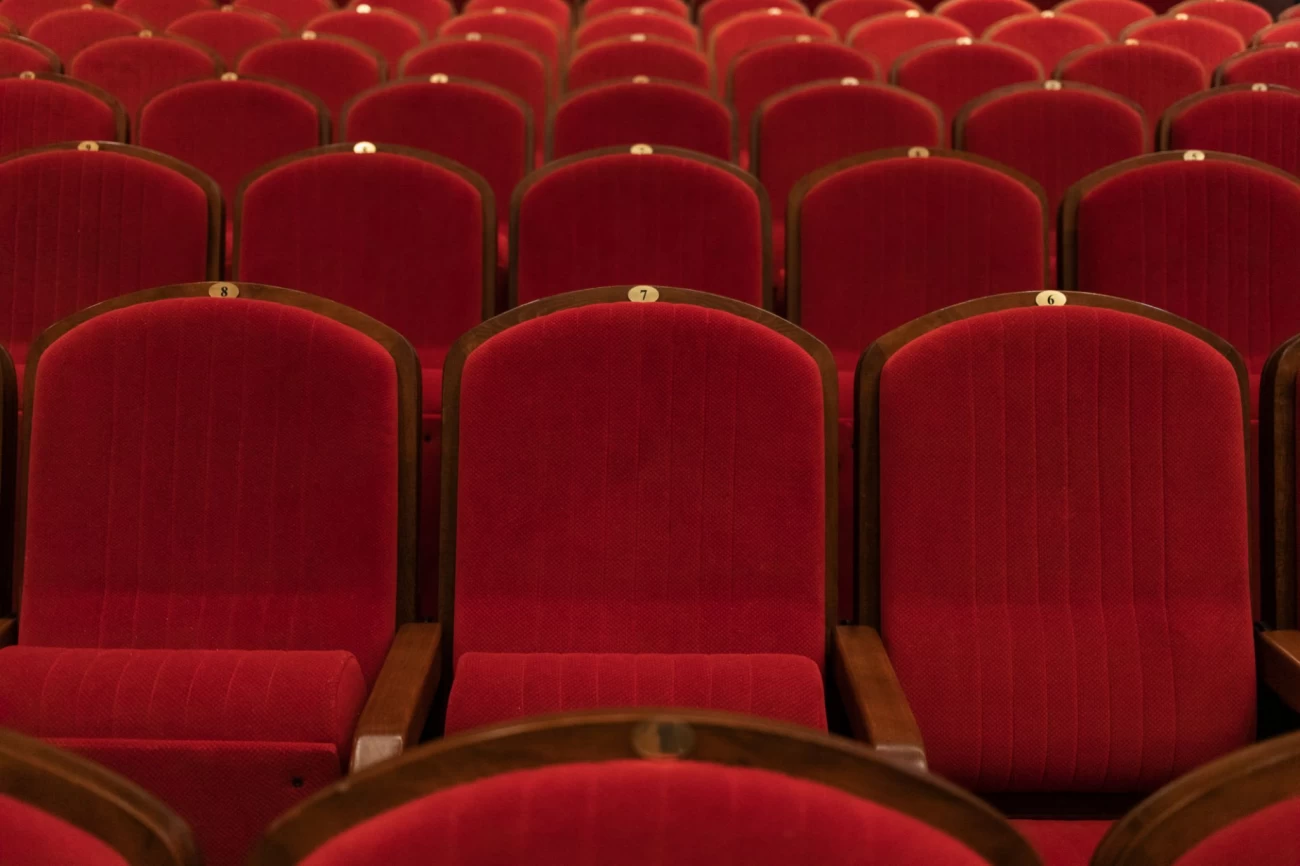 چرا صندلی سینما قرمز