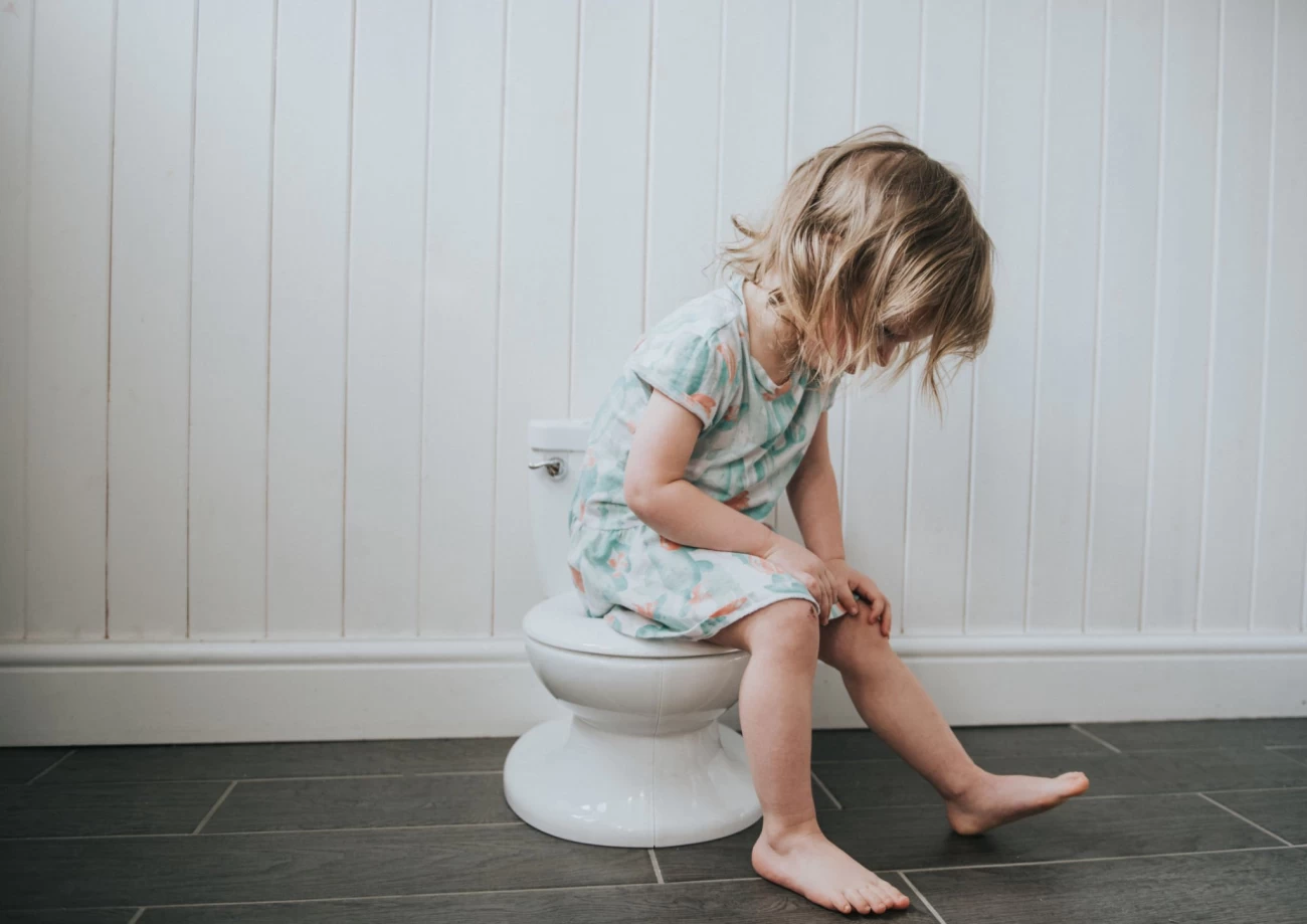 چرا کودکان باید حتما نشسته دستشویی کنند؟ 