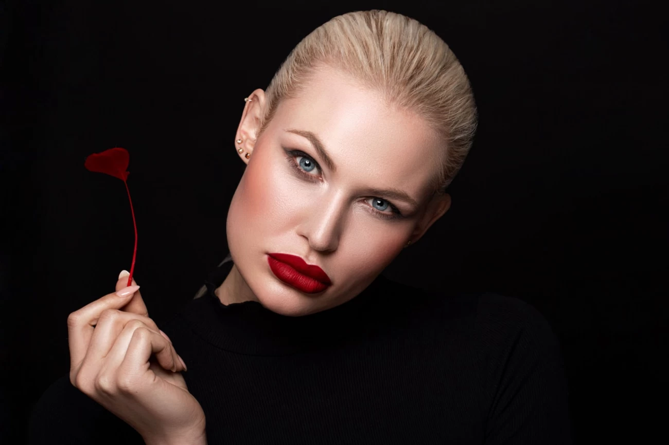 چگونه رژ لب تیره بزنیم؟