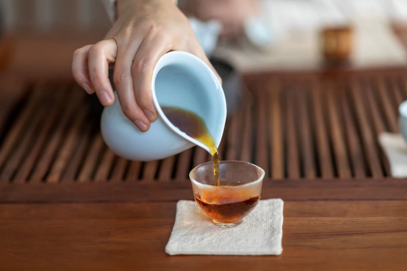 سلامت چای داغ در ظروف سرامیک