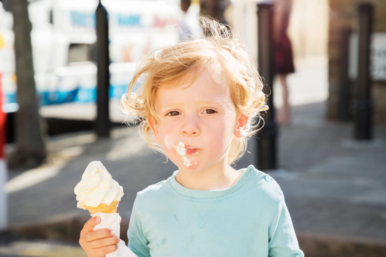 از چه زمانی می‌توان به کودک بستنی داد؟
