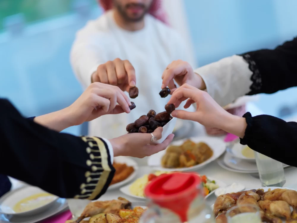 افطاری دادن در ماه رمضان چه ثوابی دارد ؟