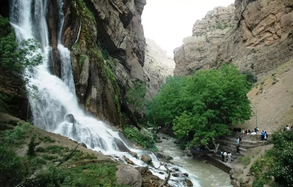 آبشار آب سفید