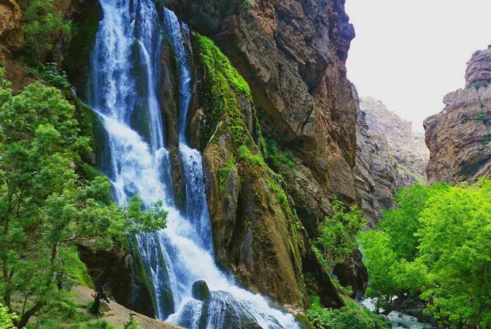آبشار آب سفید کجاست ؟
