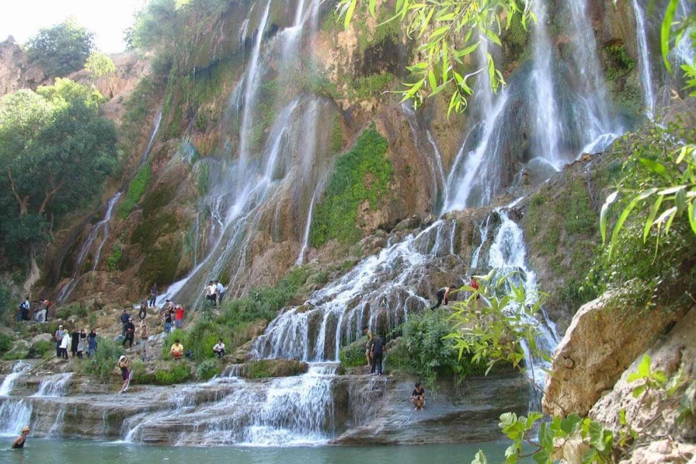 تصویر آبشار آب سفید