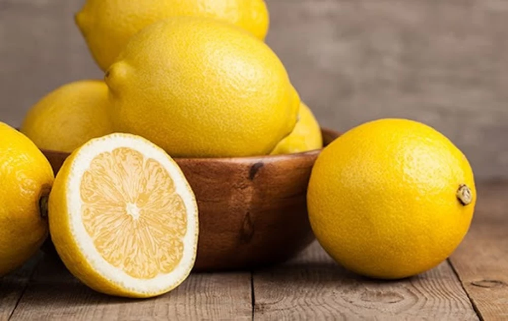 تمیز کردن برگ گیاهان با آبلیمو
