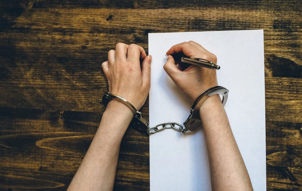 دادن اطلاعات غلط در کلانتری و بانک