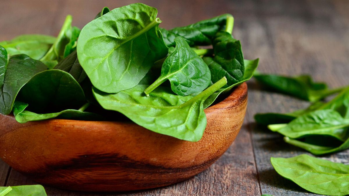 فواید بی نظیر ماسک اسفناج برای پوست و مو