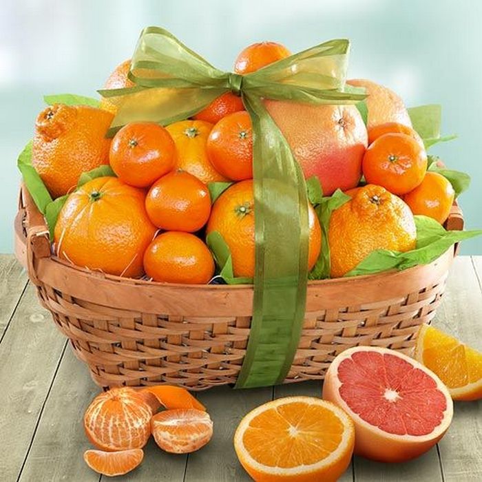 Мандарины в марте. Корзина с фруктами. Корзина с апельсинами. Корзина с цитрусовыми фруктами. Корзинка с апельсинами.