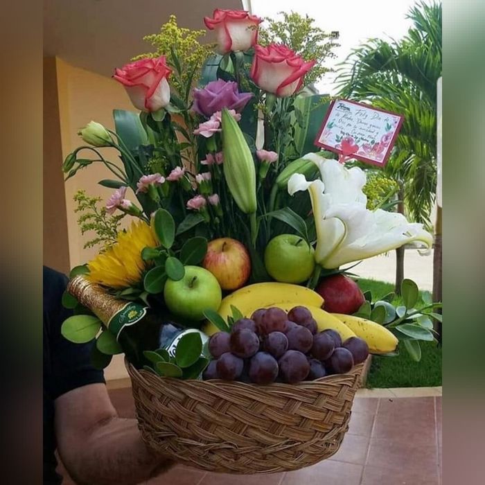 تزیین میوه در سبد حصیری