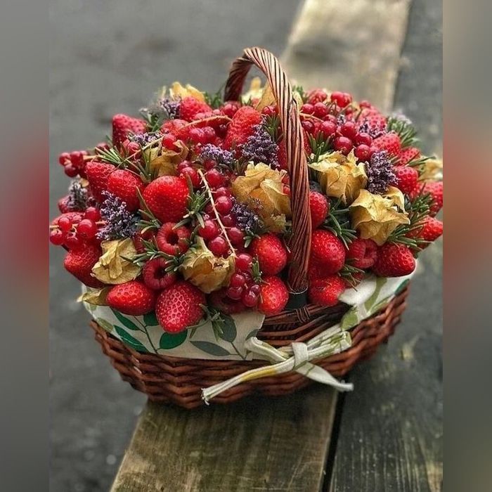 تزیین میوه در سبد حصیری