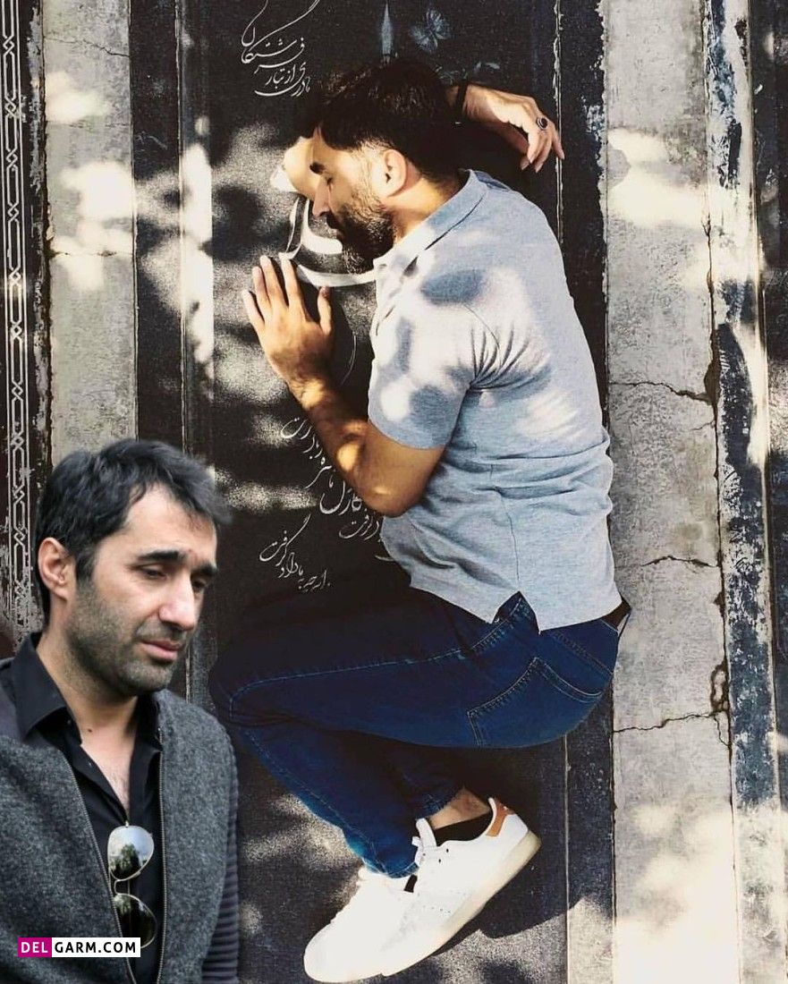 حرکت ناباورانه هادی کاظمی بر مزار مادرش / اشک همه رو در آورد! نمینونی نبین 