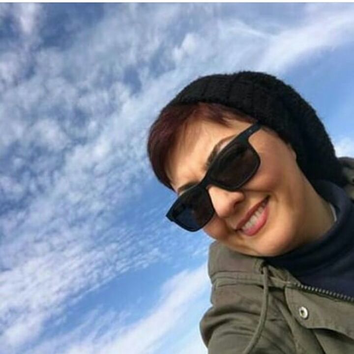 حضور جنجالی بازیگر معروف ایرانی کنار رها در رستوران کوتاه قامتان !