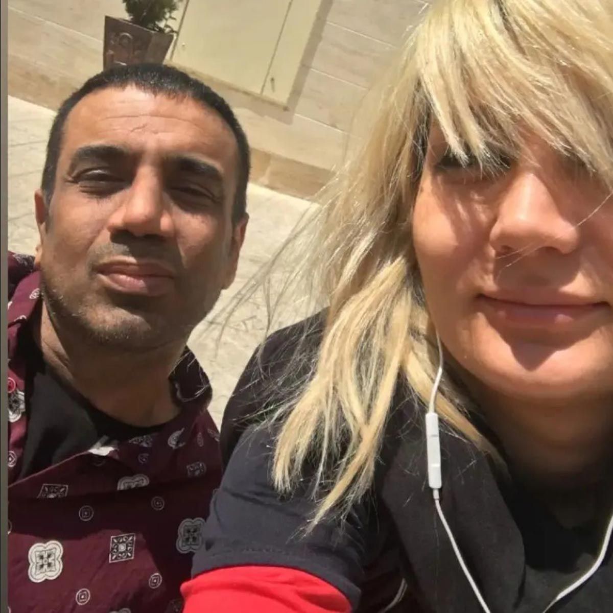 همسر نصرالله رادش با موی زرد و کوتاه کنار آقای بازیگر