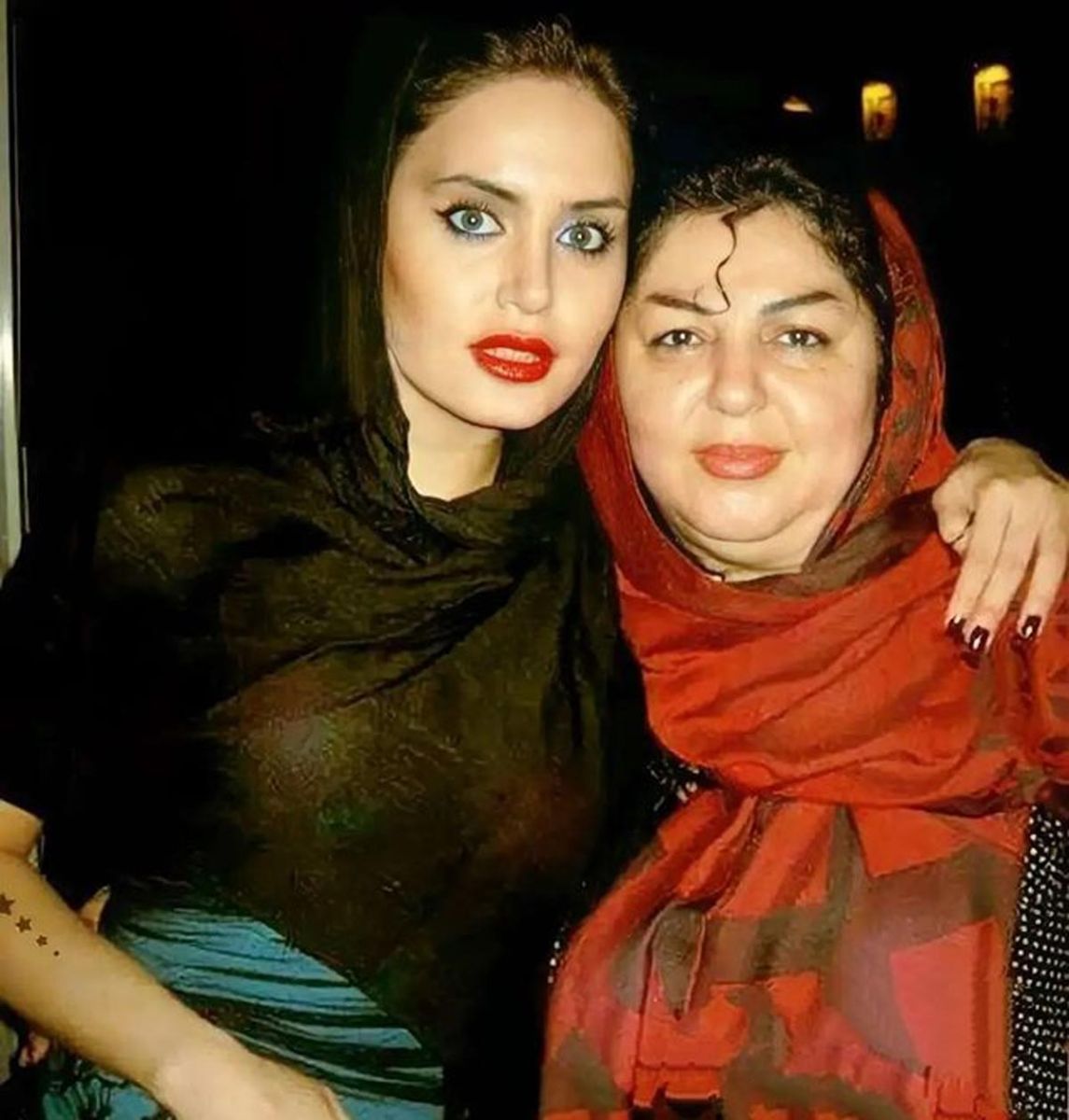 تفاوت چهره شدید الناز شاکردوست با مادر سبزه و مومشکی اش !