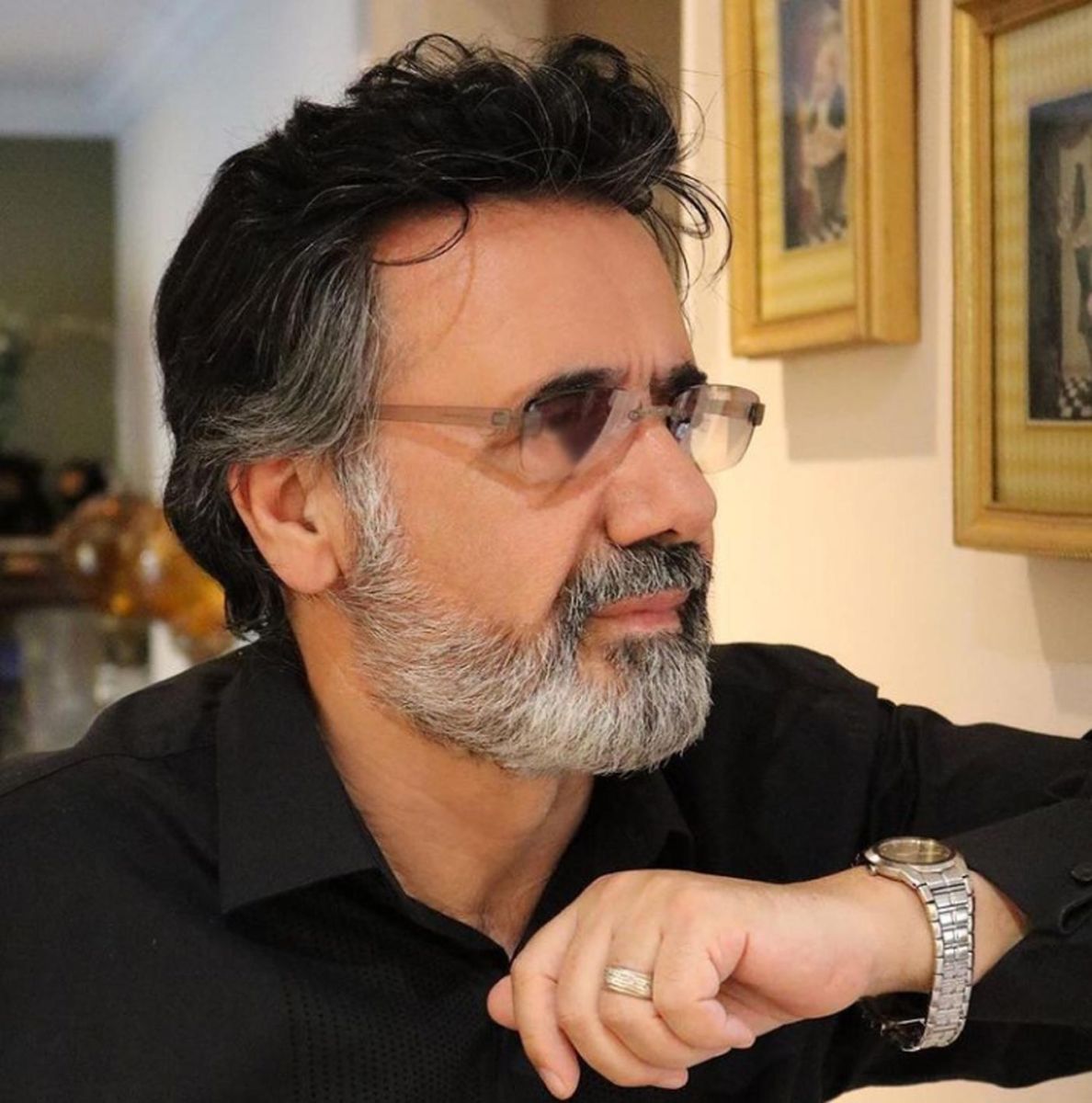 چهره خمیده و شکسته معین خواننده لس آنجلسی شب تولد 70 سالگی اش!