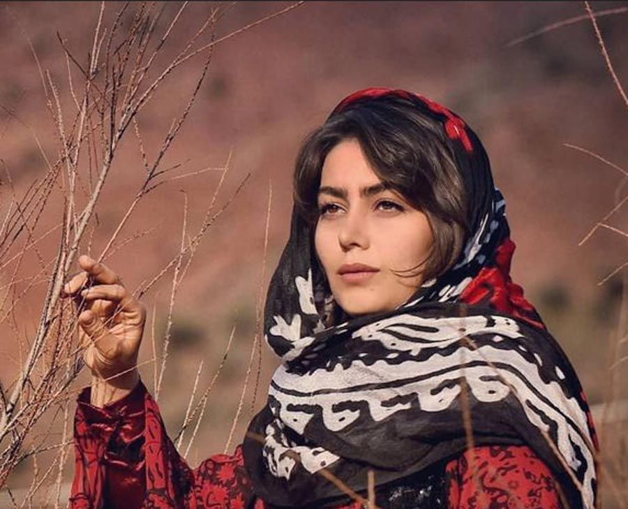 تیپ زمستانه و فوق العاده زیبای روژان در سریال نون خ !