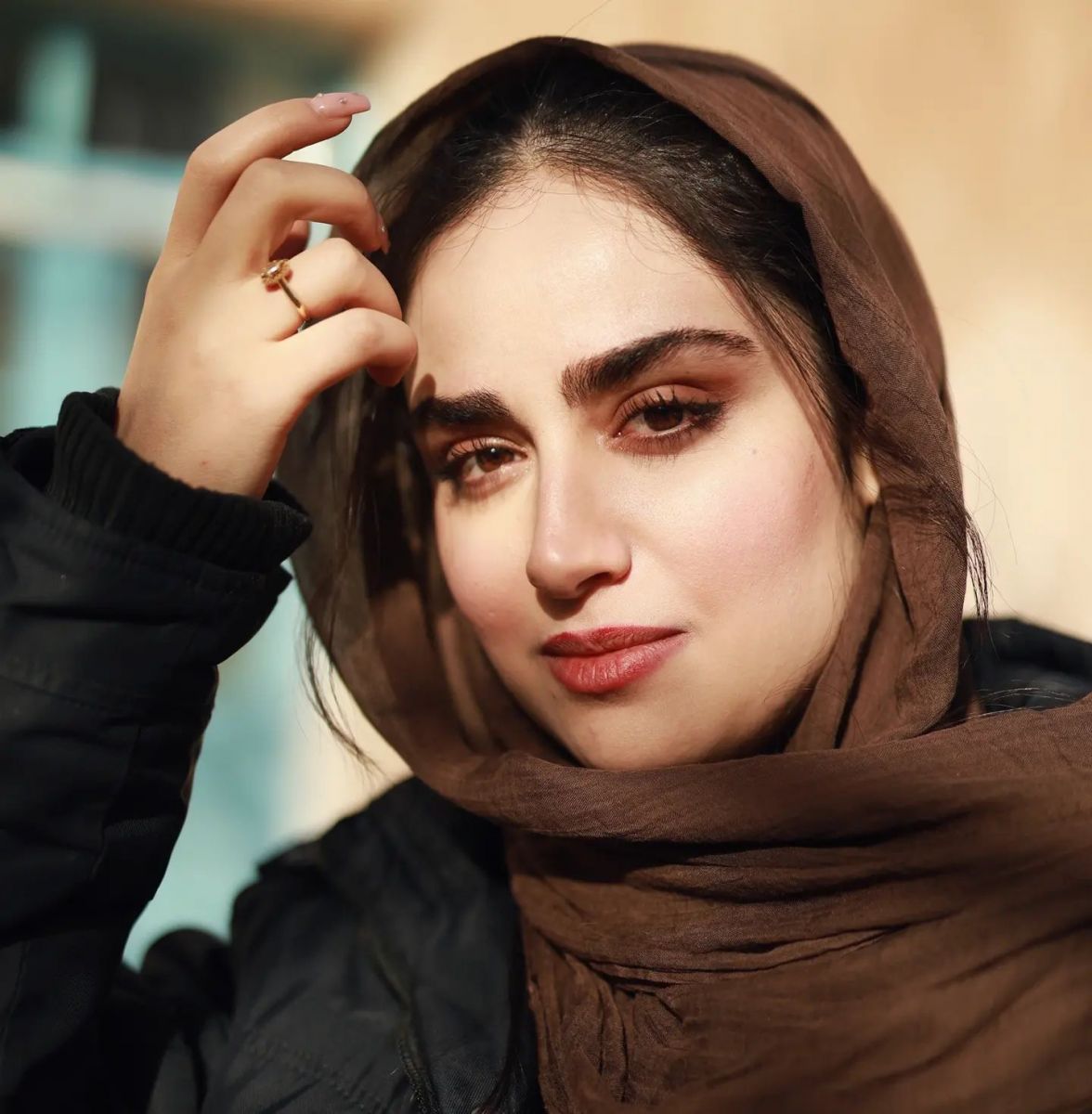 استایل بالیوودی بازیگر سریال هیولا در مکان عمومی !