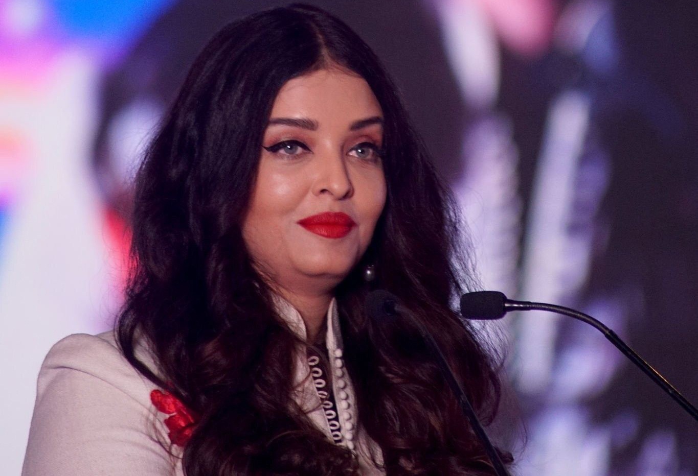 استایل خیره کننده آیشواریا رای روی فرش سبز فیلم هند !