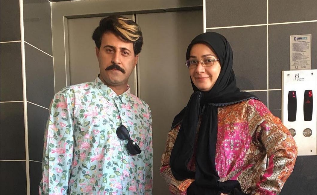 سلفی رحمت خروس باز با فهیمه و همسر واقعیش در مکان عمومی !