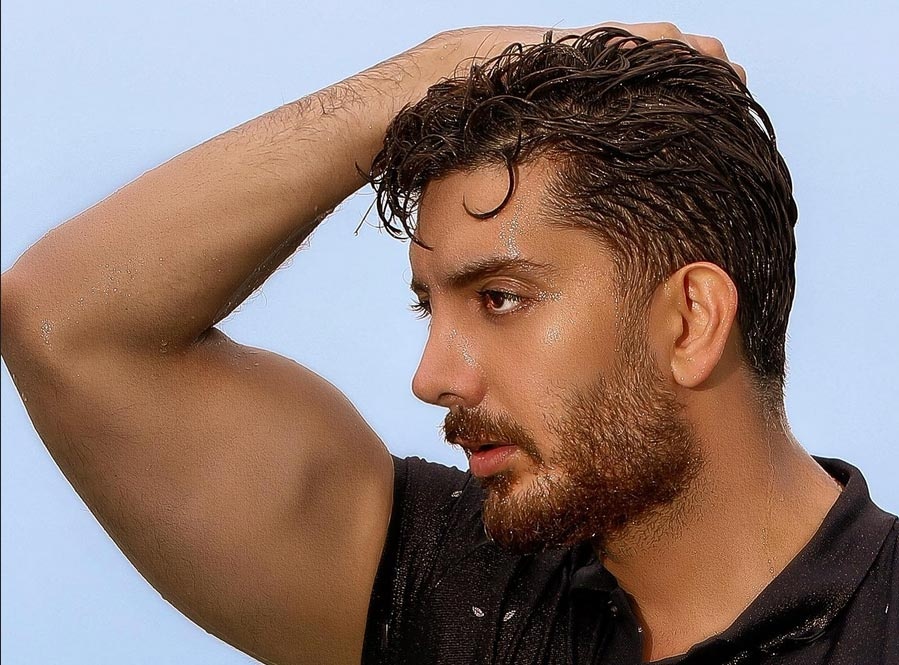 عیادت عجیب و غریب رفقای فرزاد فرزین از او در تخت خوابش !