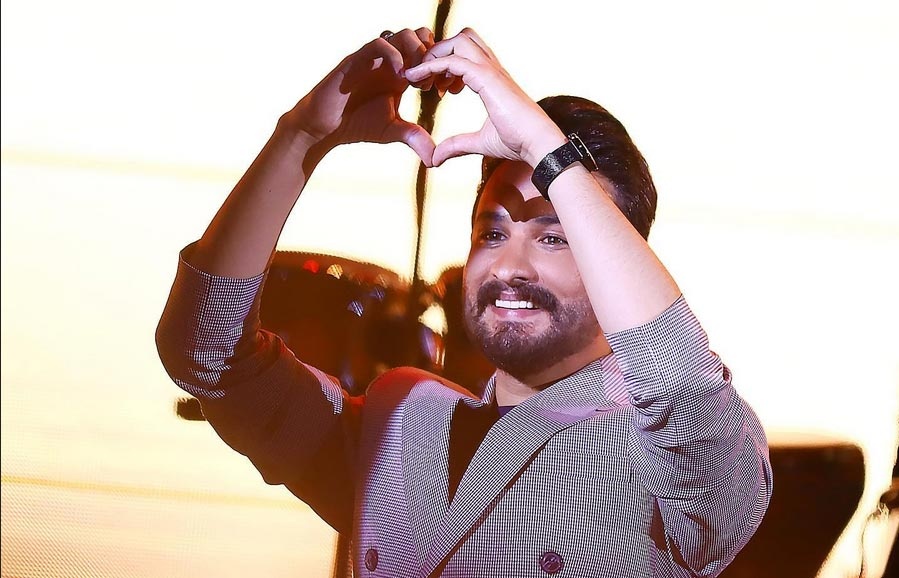 همخوانی غیر قابل وصف مردم در کنسرت مصطفی راغب / سالن رفت رو هوا !