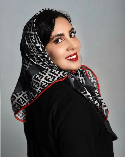 خودنمایی خانم بازیگر با روسری مارک و بسیار گرون قیمت ایتالیایی اش !!
