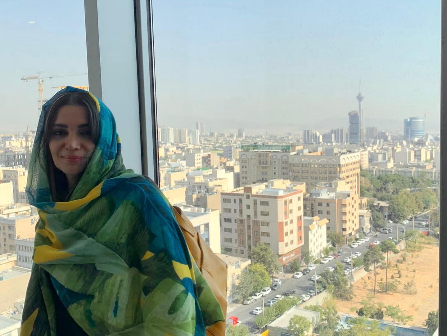 استایل رنگ رنگی بازیگر زن ۵۲ ساله در بالاترین نقطه برج تهران !!