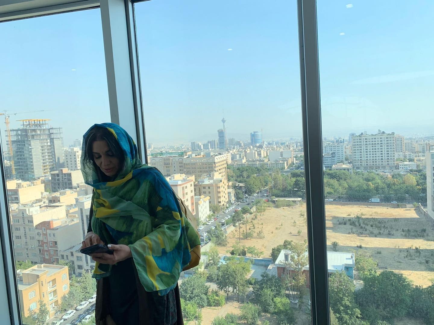 استایل رنگ رنگی بازیگر زن ۵۲ ساله در بالاترین نقطه برج تهران !!