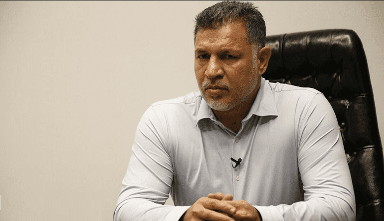 کودک پروانه ای در دفتر علی دایی