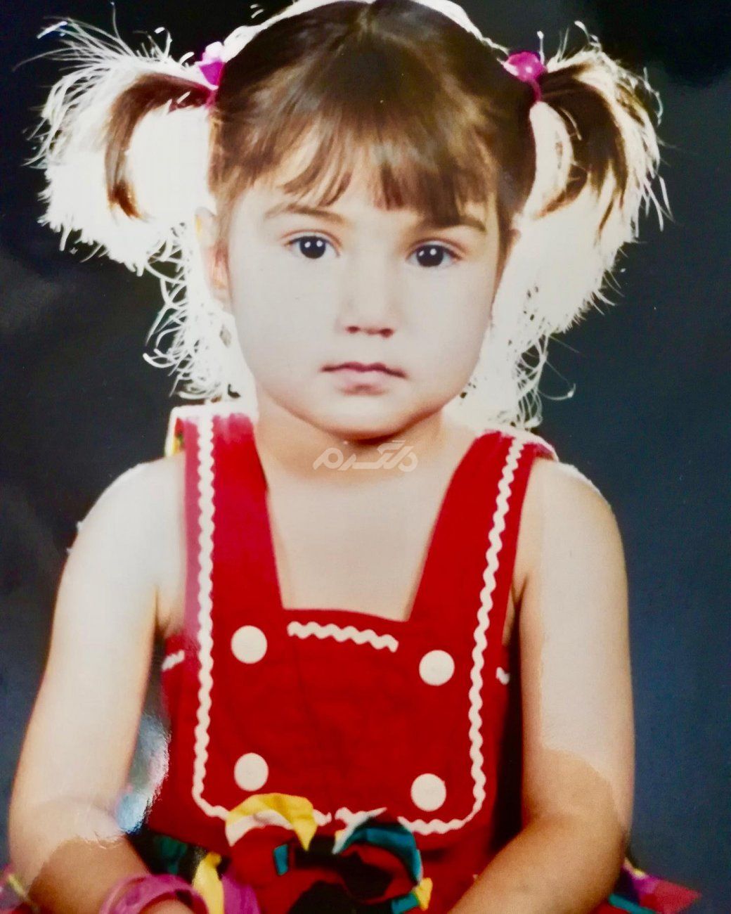 کودکی یکی از جذاب ترین و معروفترین بازیگران سریال ستایش با موی بور و چشمان بادومی !!