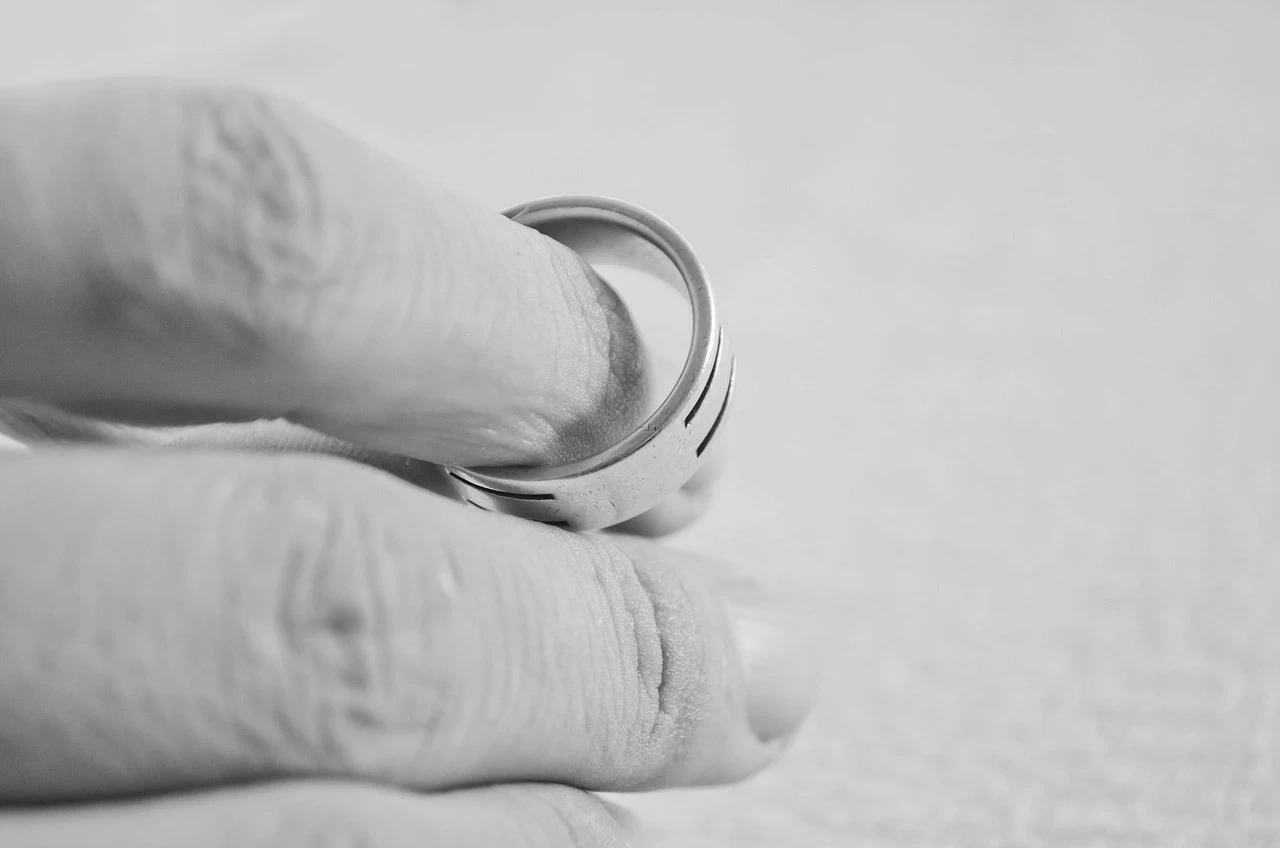 جدایی زوجین در عقد موقت و دائم