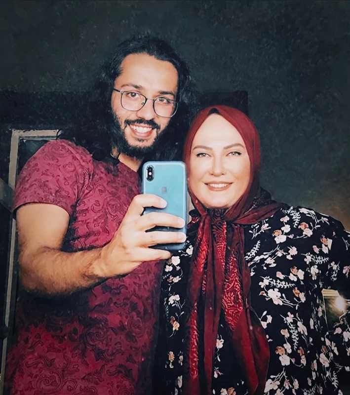 تصویر لو رفته از لعیا زنگنه و آقای دستیار کارگردان در پشت صحنه فیلم !!