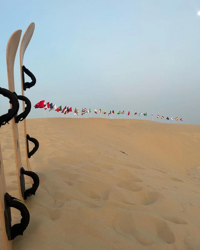 مدلینگ جورجینا رودریگز کنار ساحل در قطر با پوشش یکدست قرمز !!