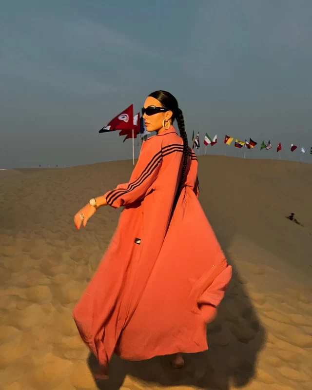 مدلینگ جورجینا رودریگز کنار ساحل در قطر با پوشش یکدست قرمز !!
