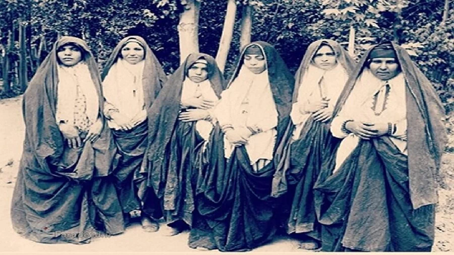 تصاویر لو رفته از مهمانی مجلل زنان قاجار با لباس های غیر قابل تصور !!!