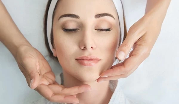 ۵ تکنیک ماساژ صورت برای کلاژن سازی و جوانسازی پوست