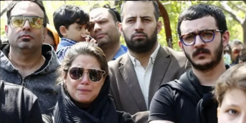 همسر و دختر و خاندان درجه 1 کیومرث پوراحمد در مراسم تشیع این هنرمند !!