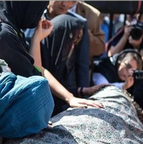 همسر و دختر و خاندان درجه 1 کیومرث پوراحمد در مراسم تشیع این هنرمند !!