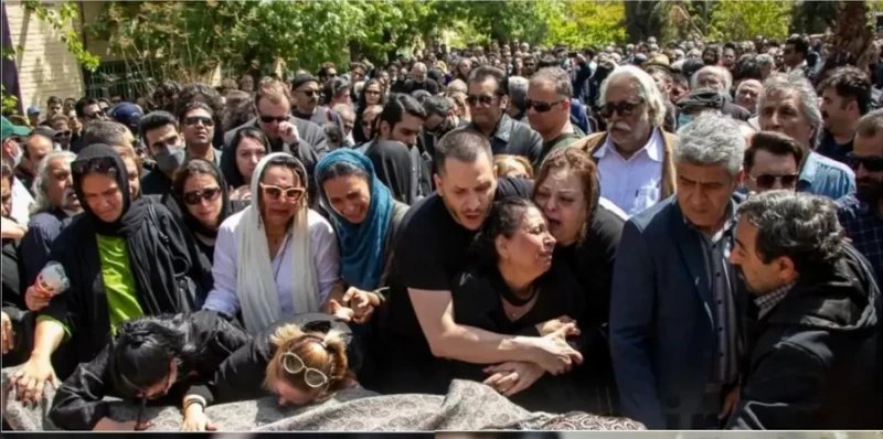 همسر و دختر و خاندان درجه 1 کیومرث پوراحمد در مراسم تشیع این هنرمند !!