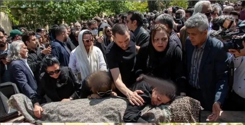 همسر و دختر و خاندان درجه 1 کیومرث پوراحمد در مراسم تشیع این هنرمند !!