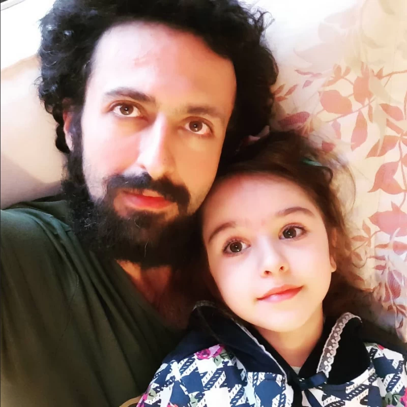 هانا دختر چشم درشت حسام محمودی قبل از فوت پدر 37 ساله اش 
