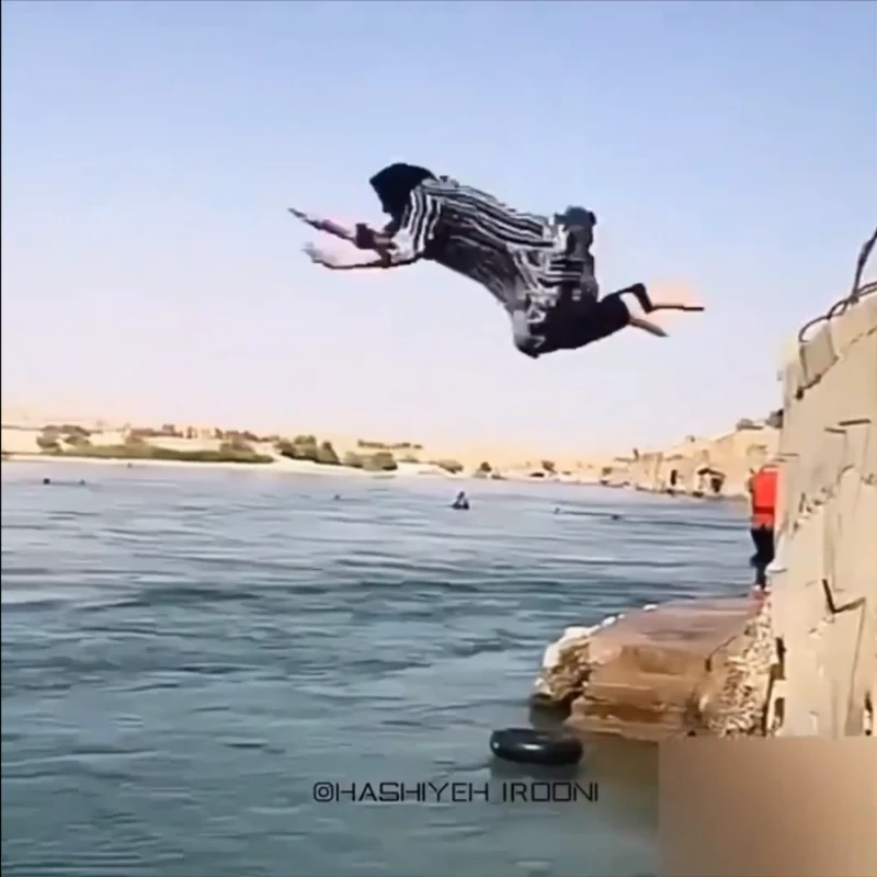ویدیو / شیرجه زدن و شنای ماهرانه پیرزن ۸۲ ساله ایرانی در رودخانه !